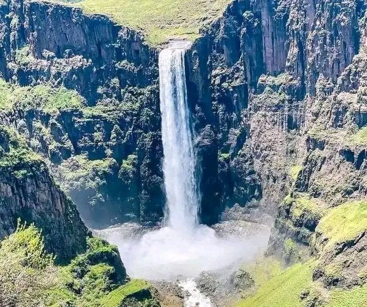 SOCIAL MEDIA FOLLOWERS DIVIDED OVER MALETSUNYANE FALLS PHOTO TREND