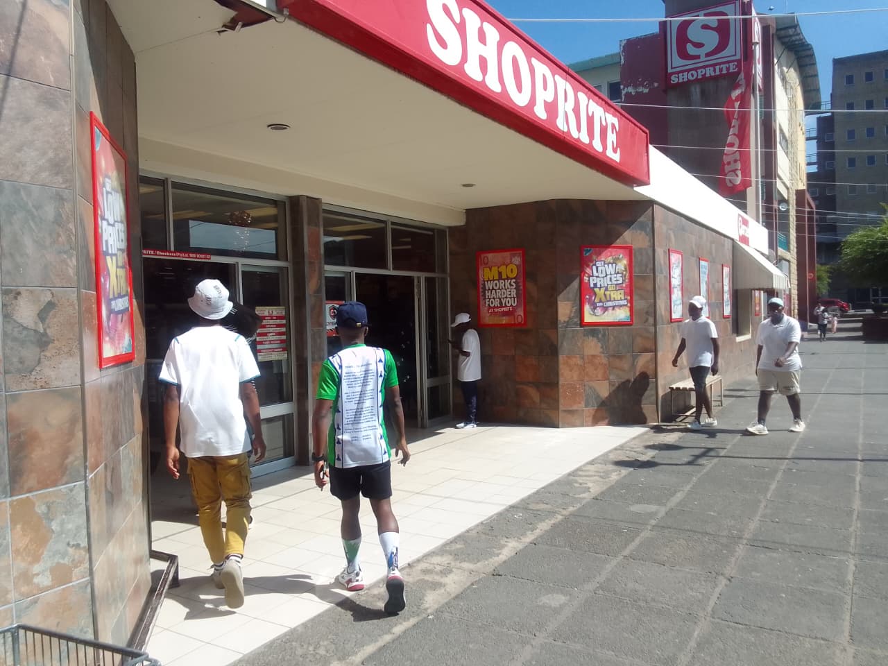 CUSTOMERS HAPPY SHOPS ARE OPEN ON CHRISTMAS