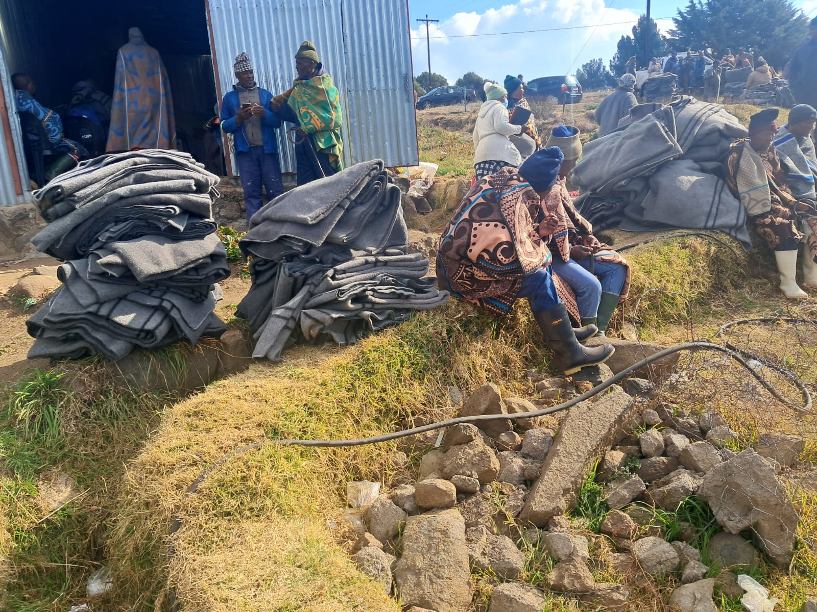 QUTHING ADMINISTRATOR PRESENTS BANKETS, RADIOS